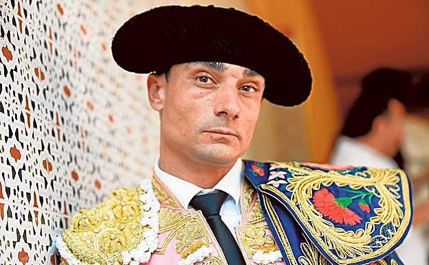 Paco Ureña, concentrado y pensativo, antes de salir al ruedo.