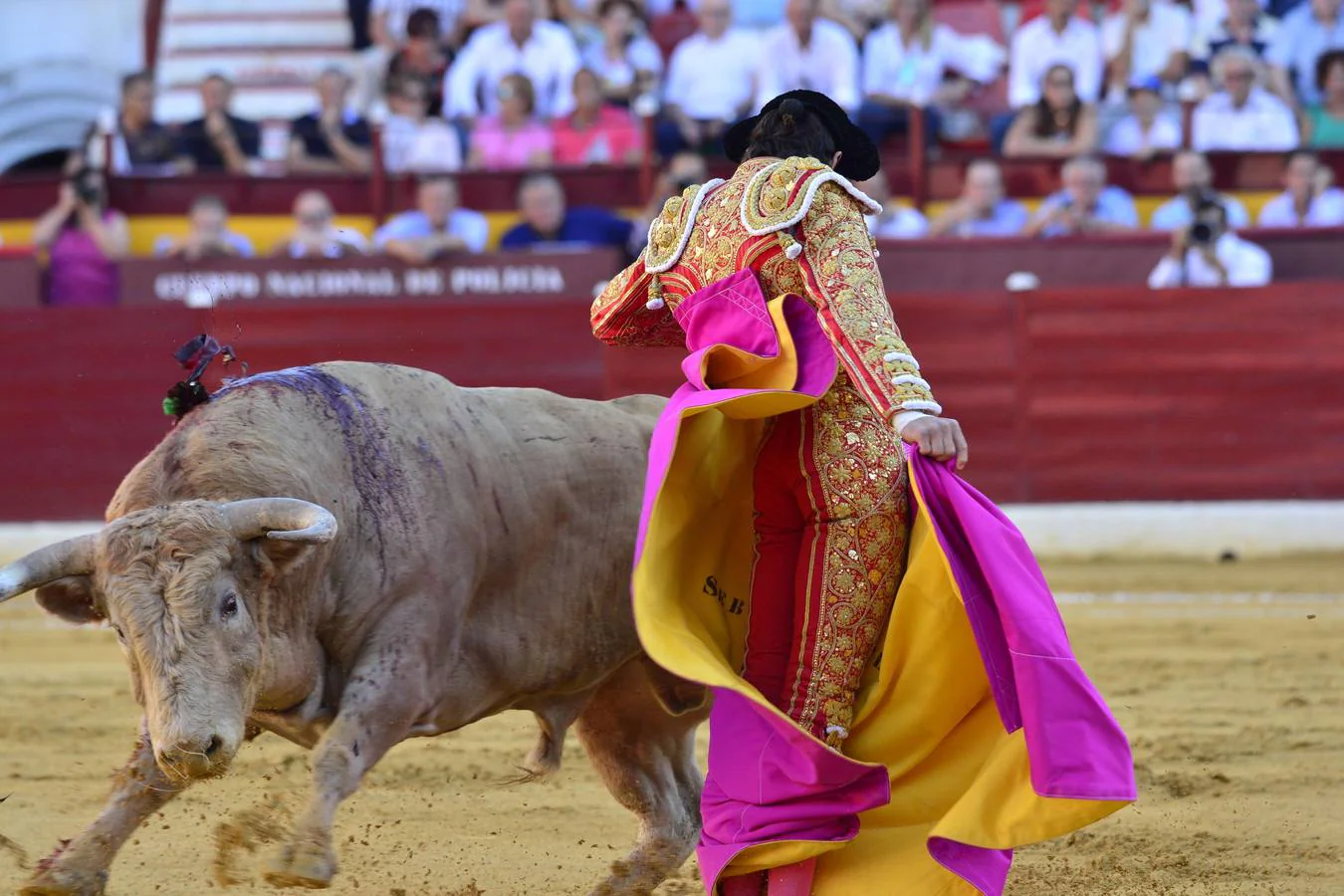 El de Lorca firma una faena muy completa con capote y muleta a la que el francés da réplica. Perera se marcha de vacío, en una actuación sin alma 