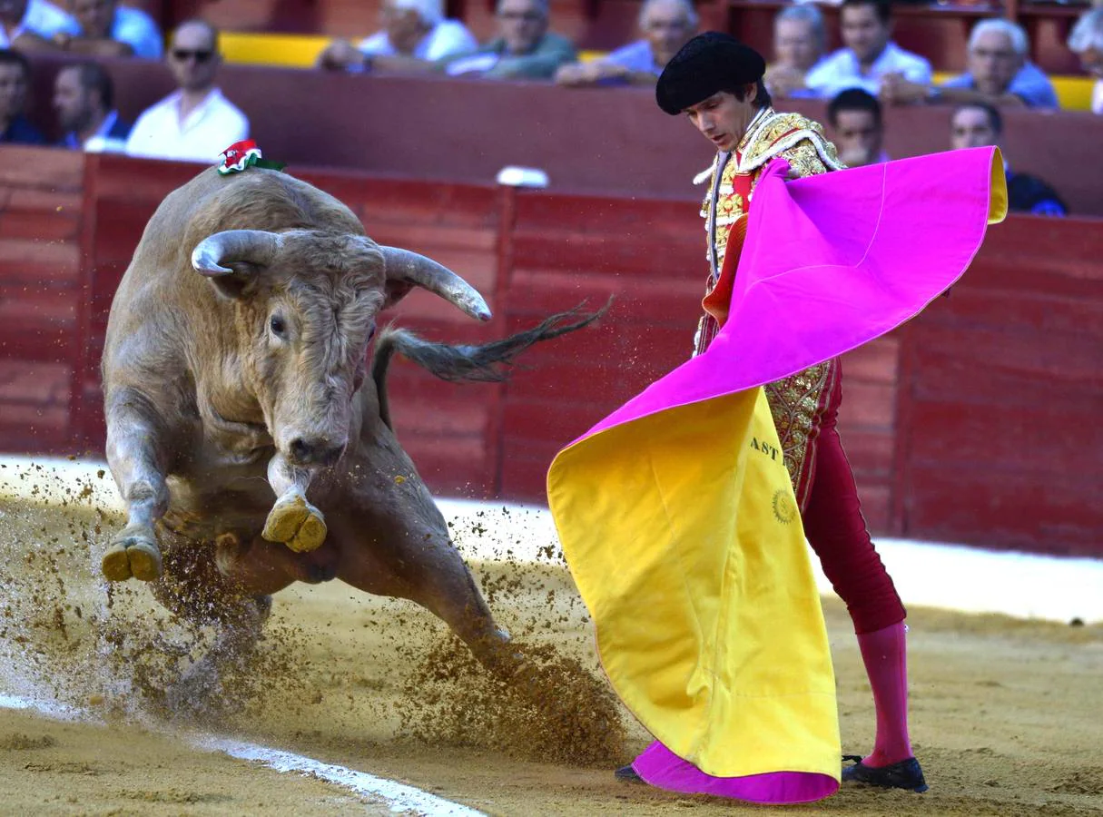 El de Lorca firma una faena muy completa con capote y muleta a la que el francés da réplica. Perera se marcha de vacío, en una actuación sin alma 