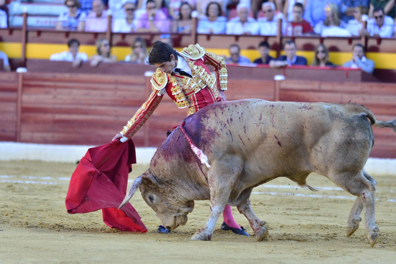 El de Lorca firma una faena muy completa con capote y muleta a la que el francés da réplica. Perera se marcha de vacío, en una actuación sin alma 