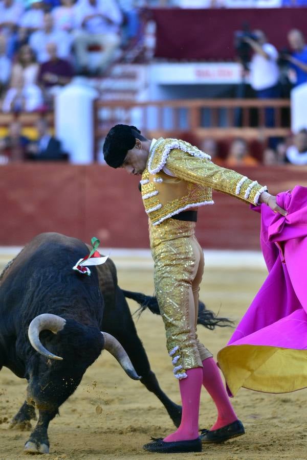 El de Lorca firma una faena muy completa con capote y muleta a la que el francés da réplica. Perera se marcha de vacío, en una actuación sin alma 