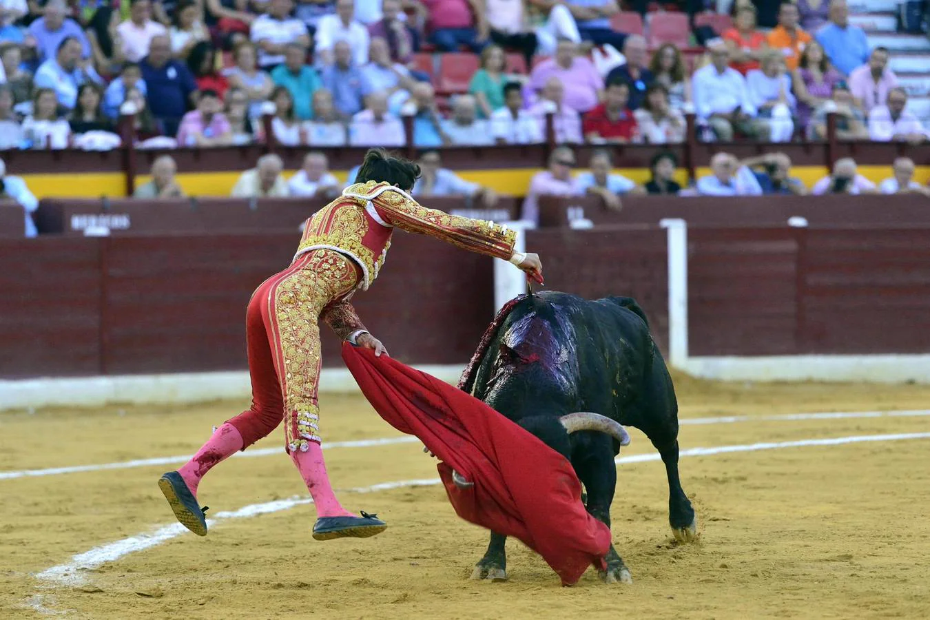 El de Lorca firma una faena muy completa con capote y muleta a la que el francés da réplica. Perera se marcha de vacío, en una actuación sin alma 