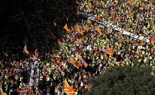Miles de personas llenan las calles de Barcelona.