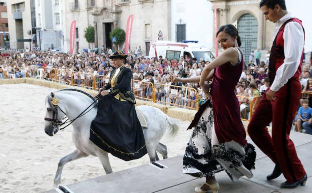 Representación de 'Murcia cabalga', en la plaza de San Agustín.