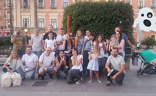 Quedada 'espectral' para subir al autobús turístico de Murcia. 