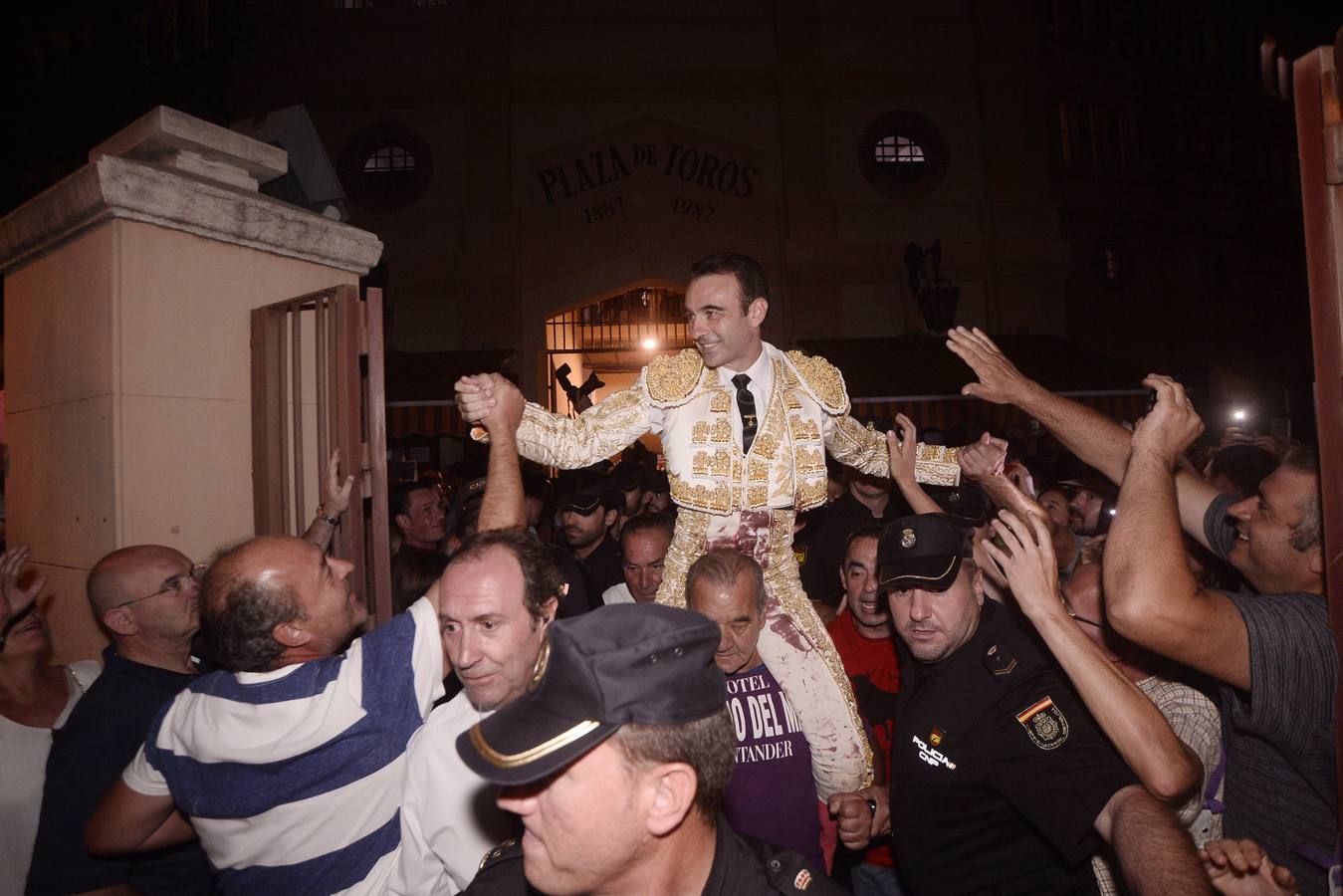 El diestro sale por la puerta grande de La Condomina en la segunda corrida de la Feria Taurina de Murcia