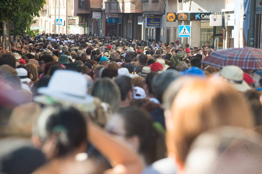 Cientos de miles de murcianos acompañan a la Morenica en el camino a su santuario.