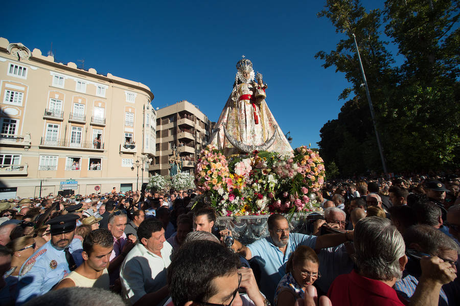 Cientos de miles de murcianos acompañan a la Morenica en el camino a su santuario.