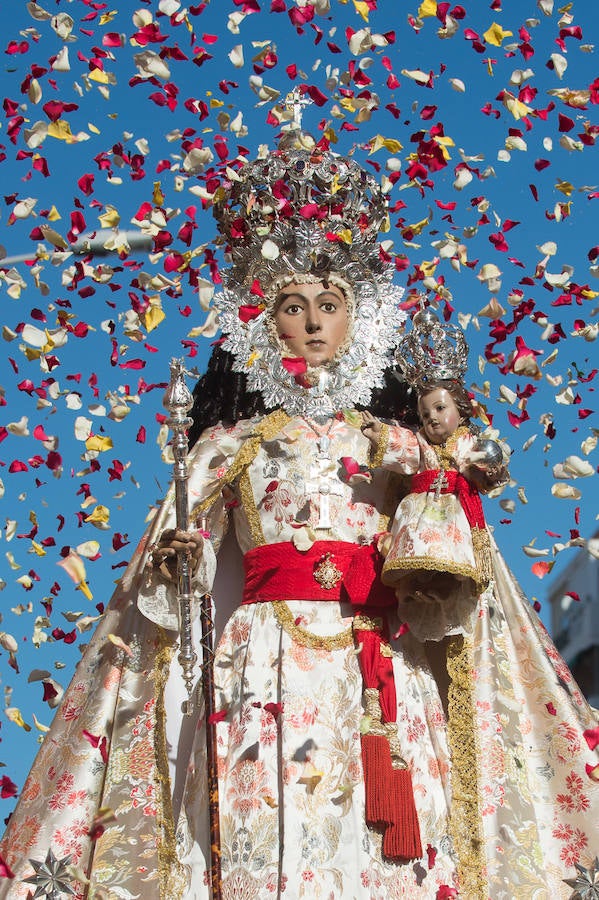 Cientos de miles de murcianos acompañan a la Morenica en el camino a su santuario.