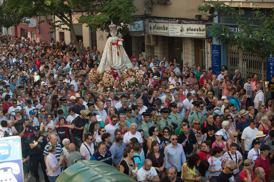 Cientos de miles de murcianos acompañan a la Morenica en el camino a su santuario.