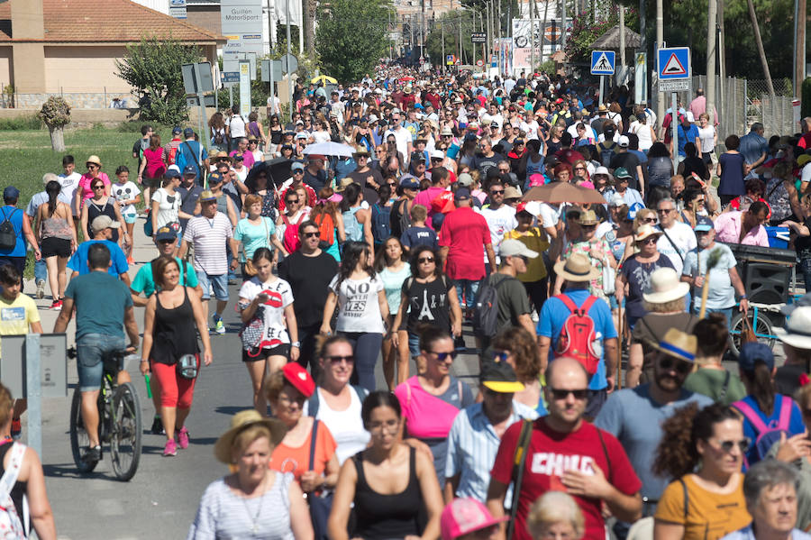 Cientos de miles de murcianos acompañan a la Morenica en el camino a su santuario.