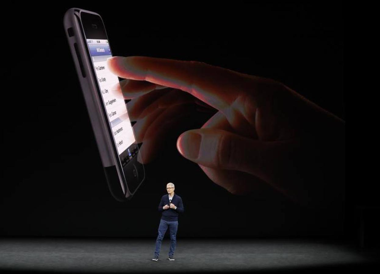 Tim Cook ha mostrado los modelos iPhone 8, 8 Plus y X en el Teatro Steve Jobs de la recien inaugurada nueva sede de la compañía.