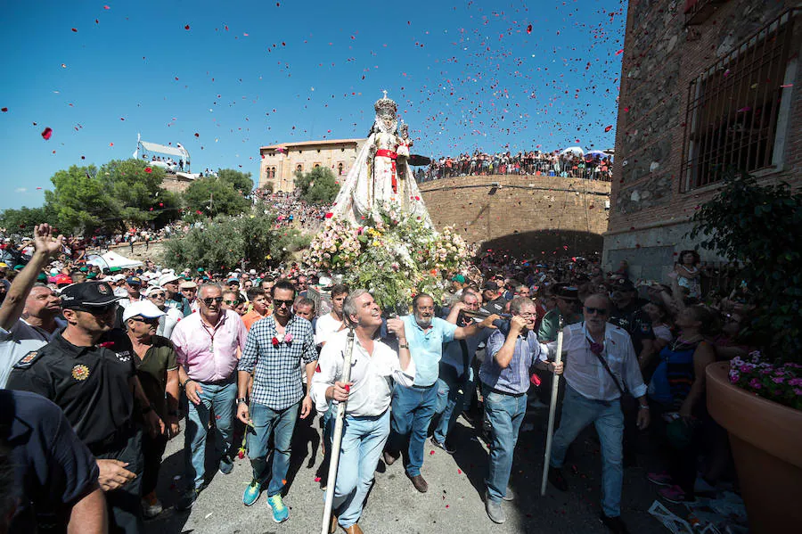 Una multitud arropa a la Patrona en una romería histórica.