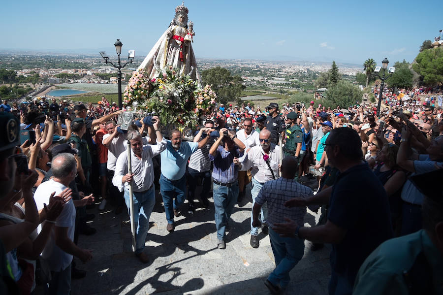 Una multitud arropa a la Patrona en una romería histórica.