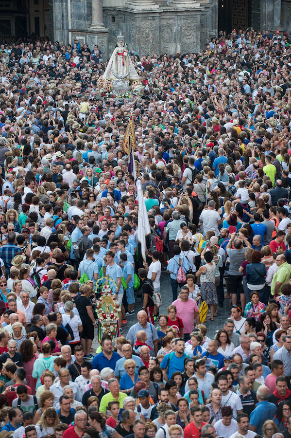 Cientos de miles de murcianos acompañan a la Morenica en el camino a su santuario.