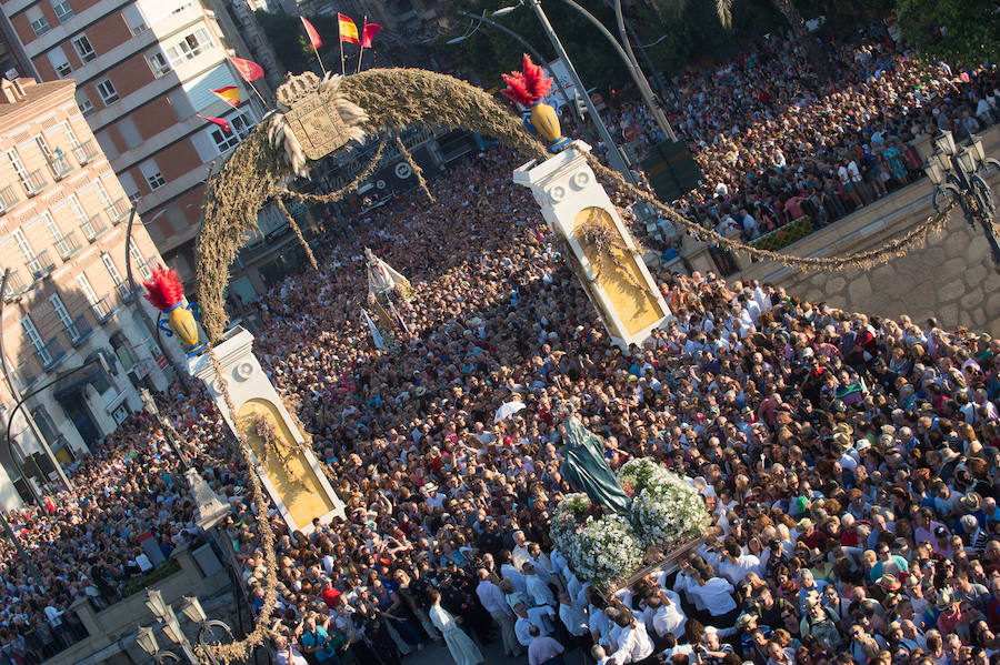 Cientos de miles de murcianos acompañan a la Morenica en el camino a su santuario.