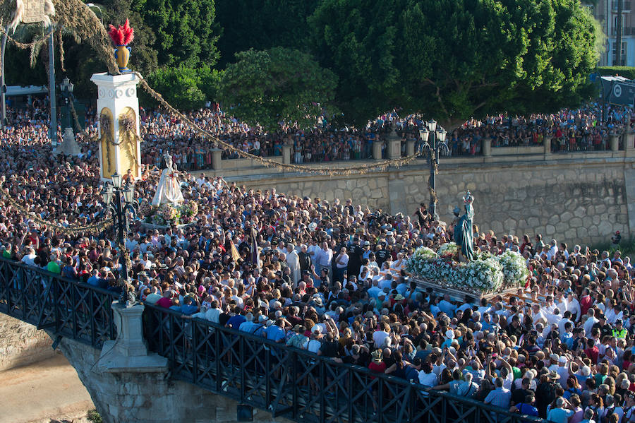 Cientos de miles de murcianos acompañan a la Morenica en el camino a su santuario.