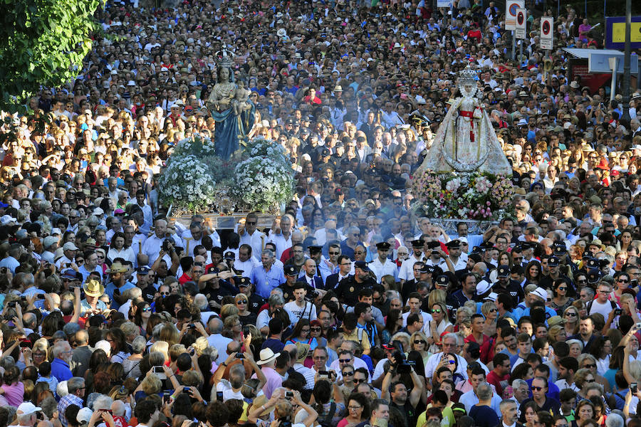 Cientos de miles de murcianos acompañan a la Morenica en el camino a su santuario.
