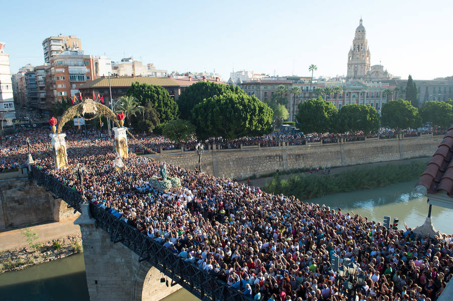 Cientos de miles de murcianos acompañan a la Morenica en el camino a su santuario.