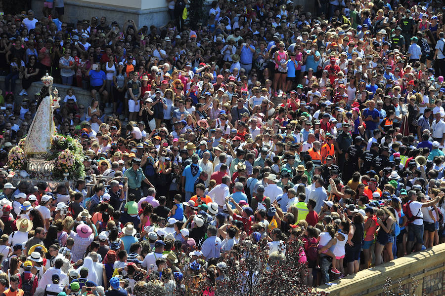 Cientos de miles de murcianos acompañan a la Morenica en el camino a su santuario.