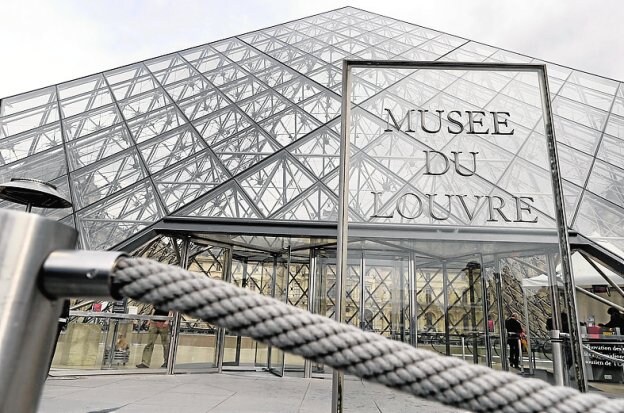 Ampliación del Museo del Louvre de París, obra de Ieoh Ming. 