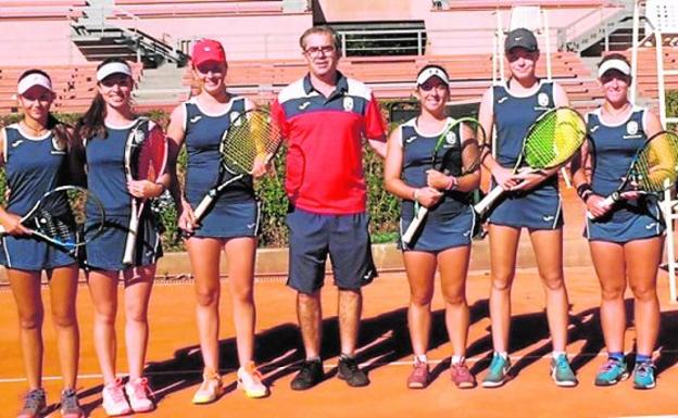 Jugadoras y capitán del equipo del Murcia Club de Tenis. 