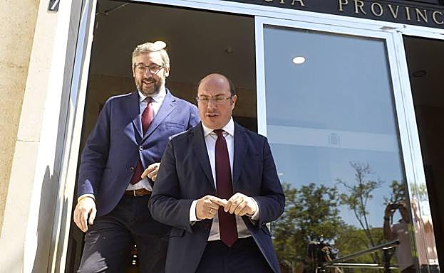 Pedro Antonio Sánchez, a la salida de la Audiencia Provincial. 
