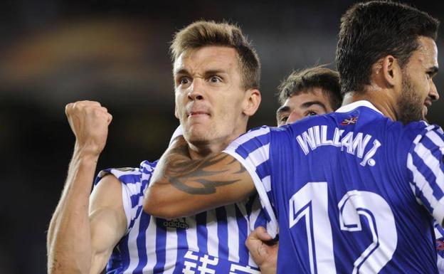 Los donostiarras celebran el gol de Llorente. 