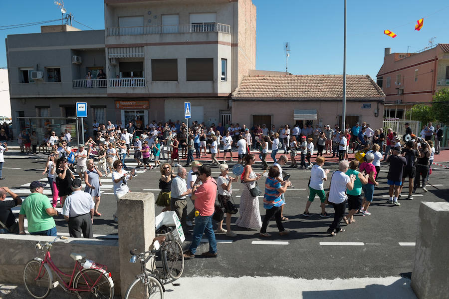 El ministro de Fomento, Ínigo de la Serna, pidió disculpas por el cambio de agenda ya que no acudió a inaugurar el puente de Tiñosa, tal y como estaba previsto, donde le esperaban 150 vecinos protestando y exigiendo el soterramiento.