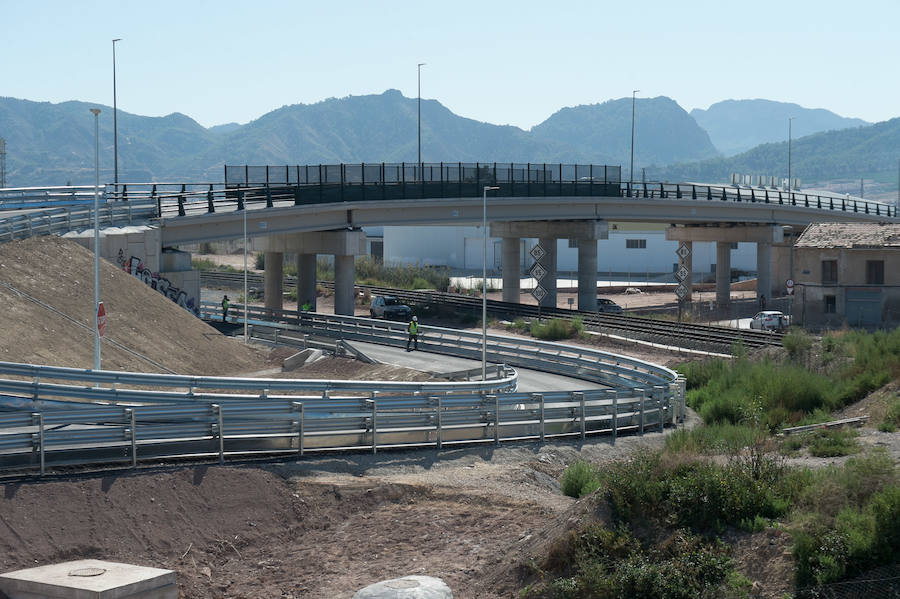 El ministro de Fomento, Ínigo de la Serna, pidió disculpas por el cambio de agenda ya que no acudió a inaugurar el puente de Tiñosa, tal y como estaba previsto, donde le esperaban 150 vecinos protestando y exigiendo el soterramiento.