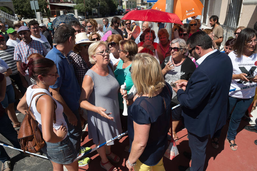 El ministro de Fomento, Ínigo de la Serna, pidió disculpas por el cambio de agenda ya que no acudió a inaugurar el puente de Tiñosa, tal y como estaba previsto, donde le esperaban 150 vecinos protestando y exigiendo el soterramiento.