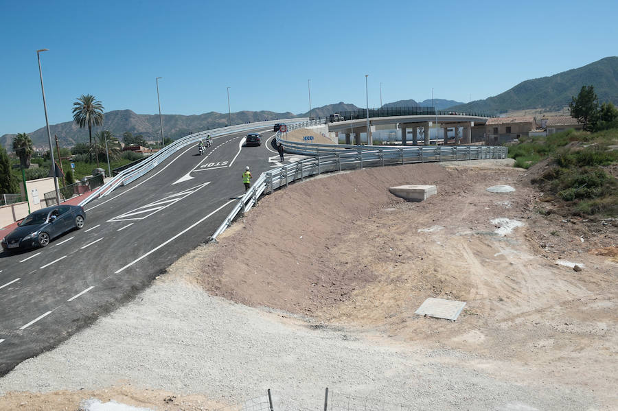 El ministro de Fomento, Ínigo de la Serna, pidió disculpas por el cambio de agenda ya que no acudió a inaugurar el puente de Tiñosa, tal y como estaba previsto, donde le esperaban 150 vecinos protestando y exigiendo el soterramiento.