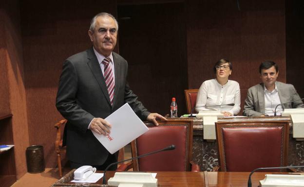 Rafael González Tovar en su escaño de la Asamblea. 