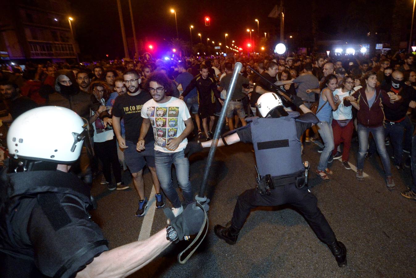 Los agentes han cargado contra algunos vecinos después de que les lanzaran piedras y botellas. La Policía ha desplegado un dispositivo para impedir que los vecinos ocupen el paso a nivel de Santiago el Mayor