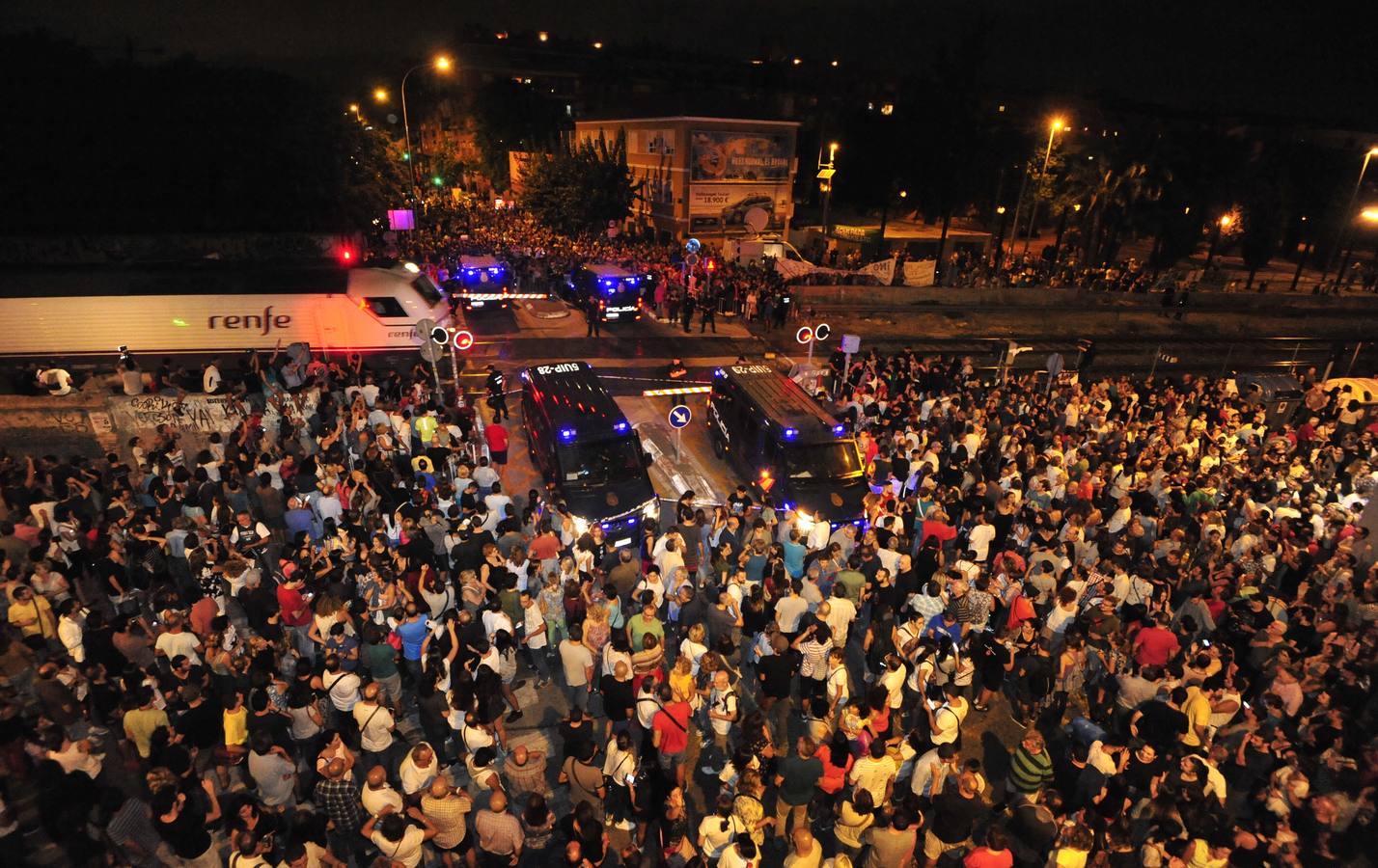 Los agentes han cargado contra algunos vecinos después de que les lanzaran piedras y botellas. La Policía ha desplegado un dispositivo para impedir que los vecinos ocupen el paso a nivel de Santiago el Mayor