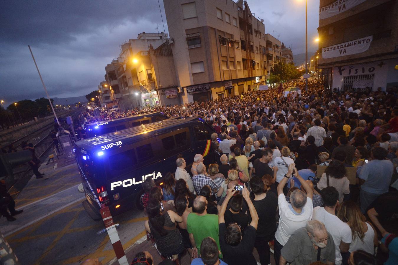 Los agentes han cargado contra algunos vecinos después de que les lanzaran piedras y botellas. La Policía ha desplegado un dispositivo para impedir que los vecinos ocupen el paso a nivel de Santiago el Mayor