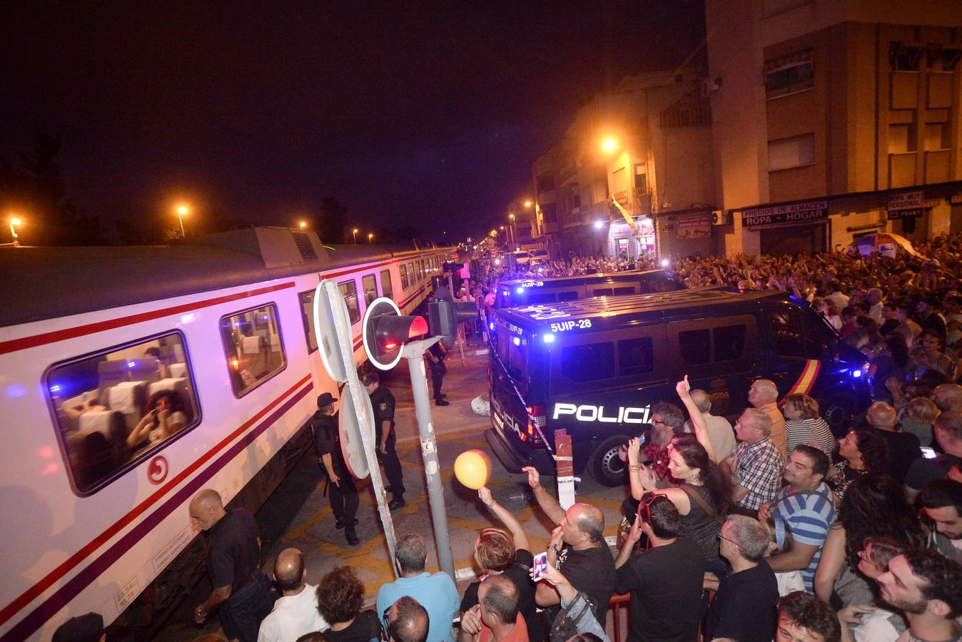 Los agentes han cargado contra algunos vecinos después de que les lanzaran piedras y botellas. La Policía ha desplegado un dispositivo para impedir que los vecinos ocupen el paso a nivel de Santiago el Mayor