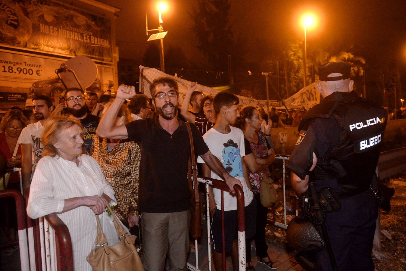 Los agentes han cargado contra algunos vecinos después de que les lanzaran piedras y botellas. La Policía ha desplegado un dispositivo para impedir que los vecinos ocupen el paso a nivel de Santiago el Mayor