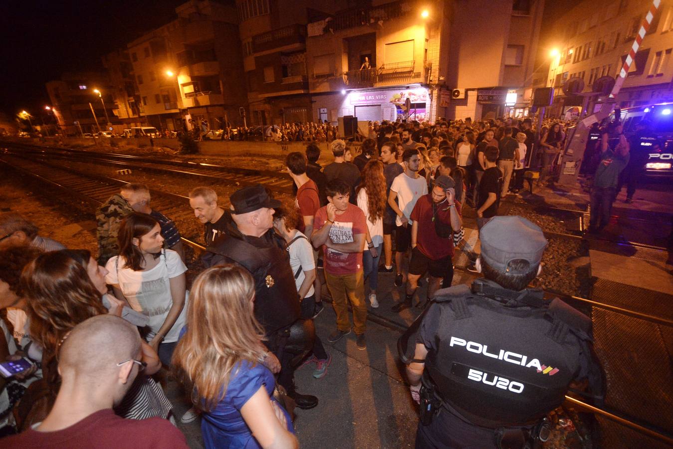 Los agentes han cargado contra algunos vecinos después de que les lanzaran piedras y botellas. La Policía ha desplegado un dispositivo para impedir que los vecinos ocupen el paso a nivel de Santiago el Mayor