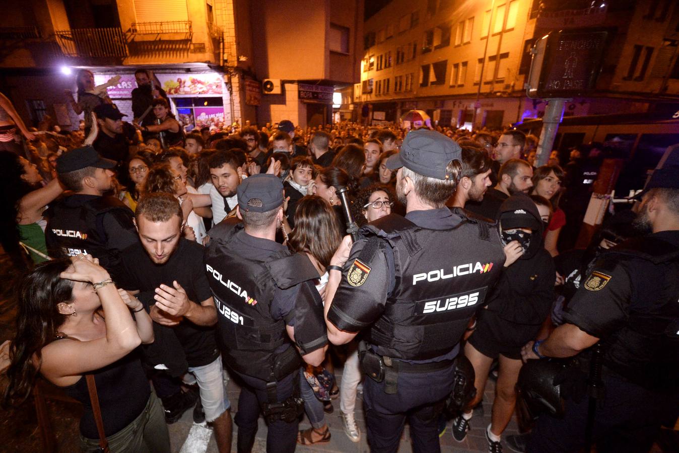 Los agentes han cargado contra algunos vecinos después de que les lanzaran piedras y botellas. La Policía ha desplegado un dispositivo para impedir que los vecinos ocupen el paso a nivel de Santiago el Mayor