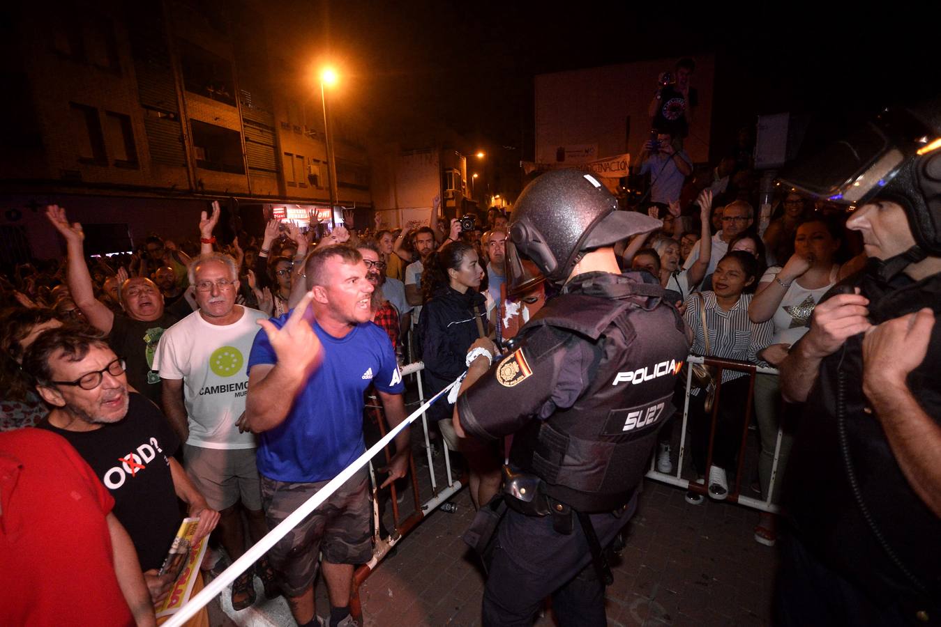 Los agentes han cargado contra algunos vecinos después de que les lanzaran piedras y botellas. La Policía ha desplegado un dispositivo para impedir que los vecinos ocupen el paso a nivel de Santiago el Mayor