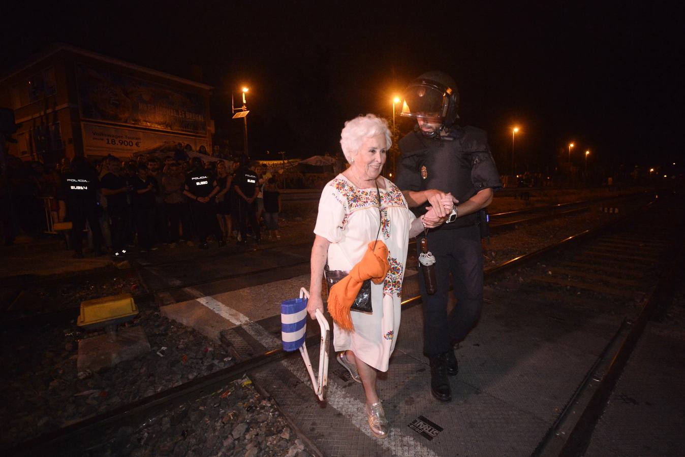 Los agentes han cargado contra algunos vecinos después de que les lanzaran piedras y botellas. La Policía ha desplegado un dispositivo para impedir que los vecinos ocupen el paso a nivel de Santiago el Mayor