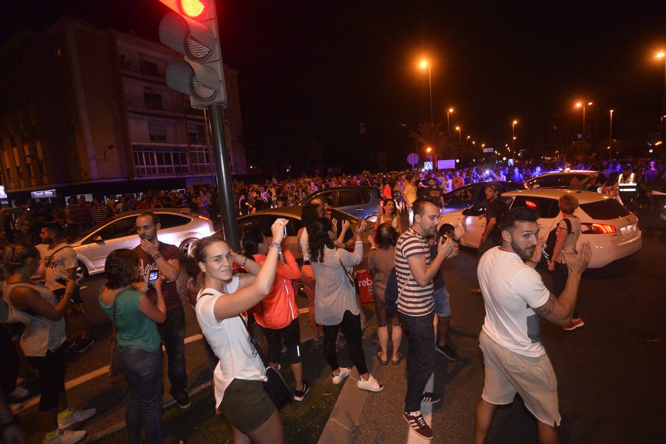 Los agentes han cargado contra algunos vecinos después de que les lanzaran piedras y botellas. La Policía ha desplegado un dispositivo para impedir que los vecinos ocupen el paso a nivel de Santiago el Mayor