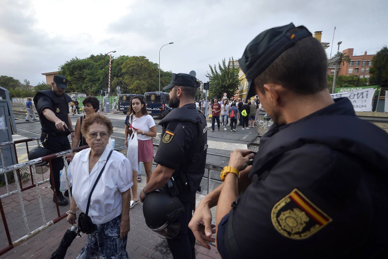 Los agentes han cargado contra algunos vecinos después de que les lanzaran piedras y botellas. La Policía ha desplegado un dispositivo para impedir que los vecinos ocupen el paso a nivel de Santiago el Mayor