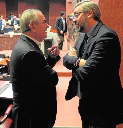 González Tovar conversa con el portavoz del PP, Víctor Martínez, ayer, en la Asamblea.