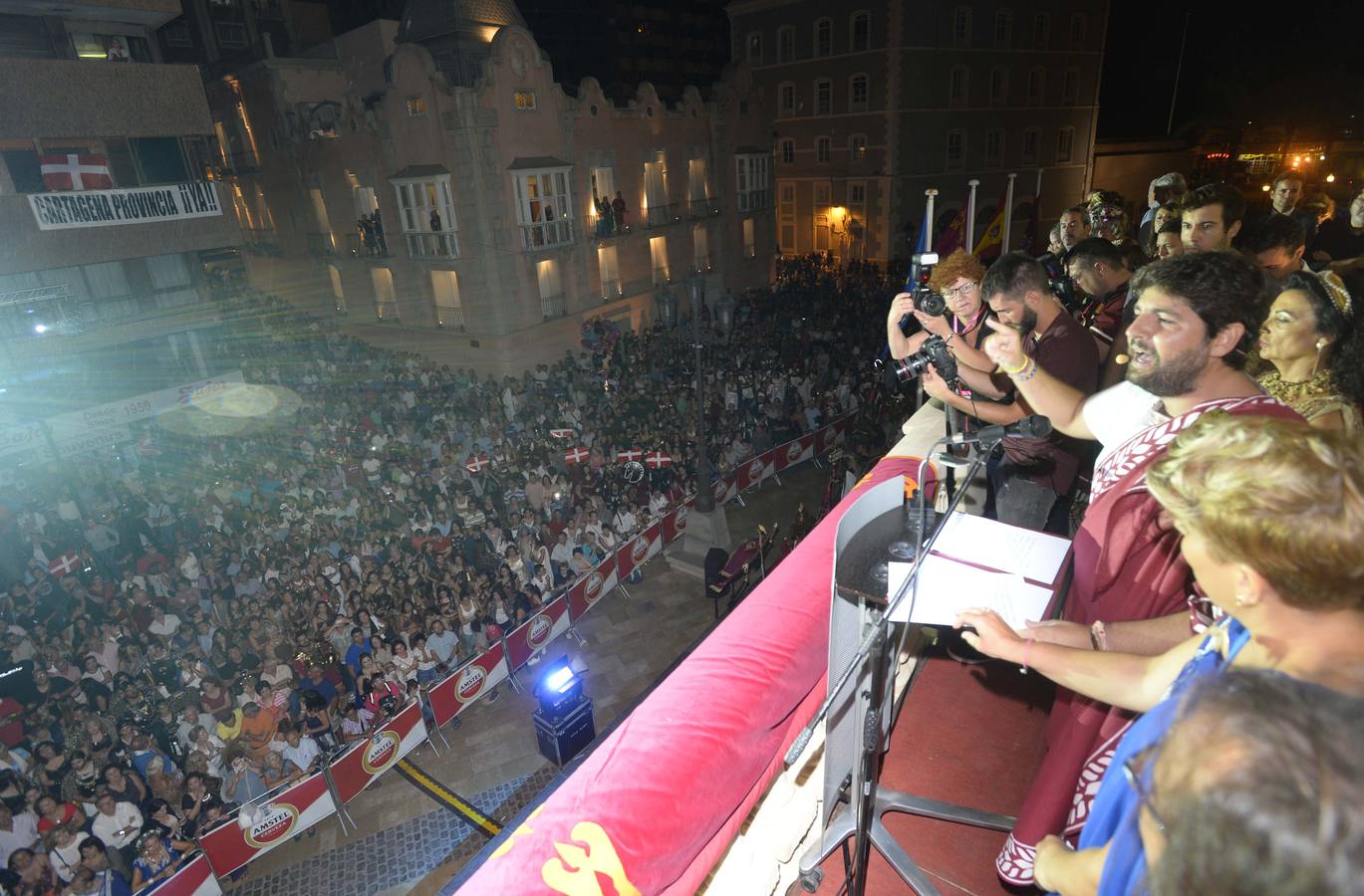 El presidente de la Comunidad pronuncia el pregón con el que dan comienzo las XXVIII Fiestas de Carthagineses y Romanos, en el primer año en el que están catalogadas de Interés Turístico Internacional