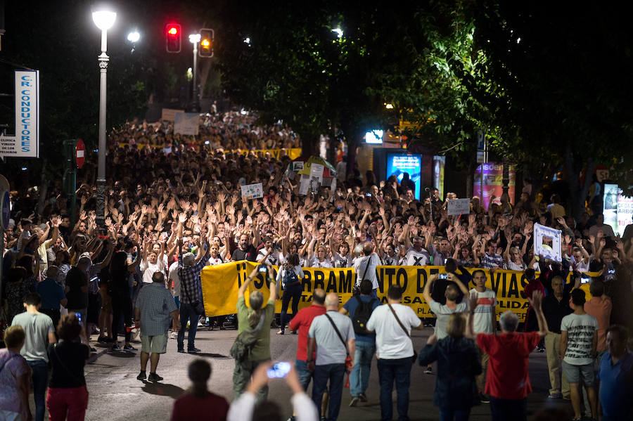 Miles de vecinos realizan una marcha desde la calle Torre de Romo hasta la Delegación del Gobierno para volver a pedir el soterramiento de las vías