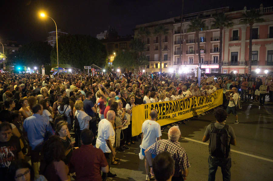 Miles de vecinos realizan una marcha desde la calle Torre de Romo hasta la Delegación del Gobierno para volver a pedir el soterramiento de las vías