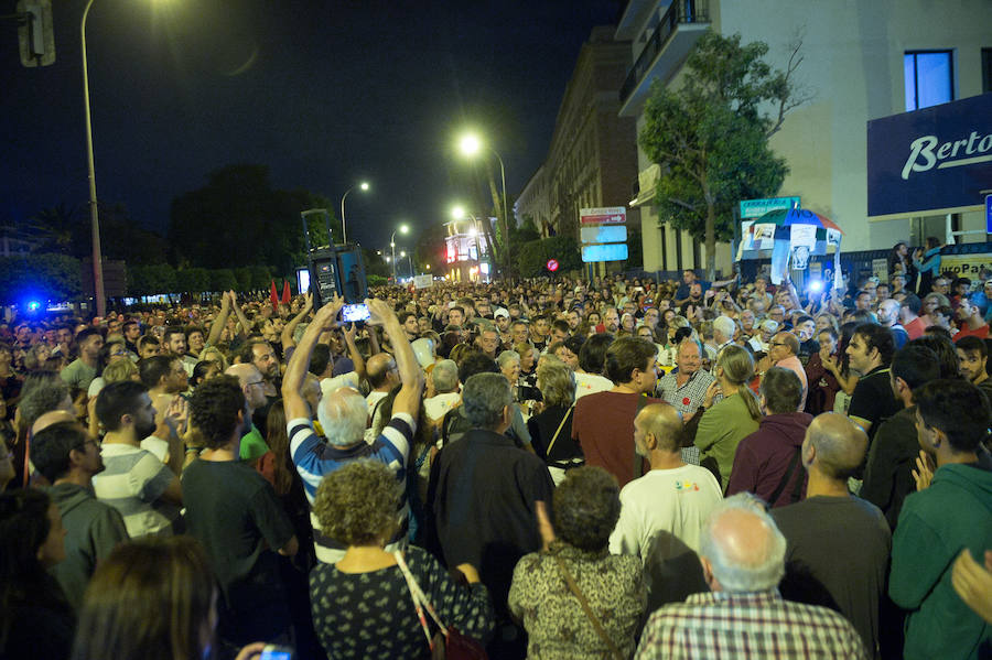 Miles de vecinos realizan una marcha desde la calle Torre de Romo hasta la Delegación del Gobierno para volver a pedir el soterramiento de las vías