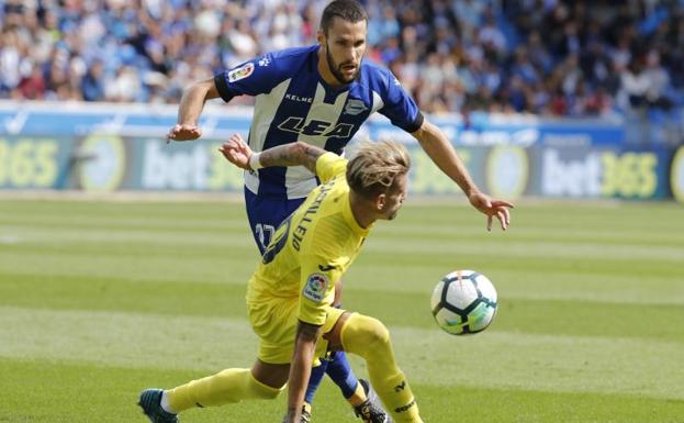 Samu Castillejo disputa un balón con Alfonso Pedraza.